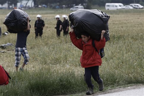 Έφυγαν τα πρώτα πούλμαν με πρόσφυγες από την Ειδομένη